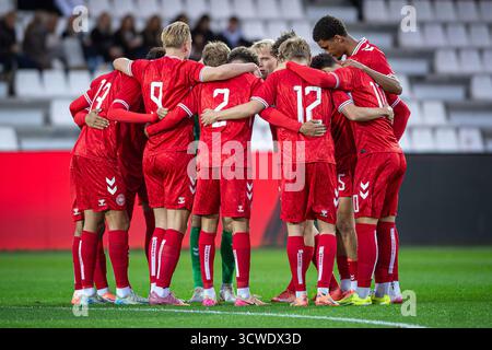 Vejle, Danemark. 10 octobre 2025. Les joueurs du Danemark s'unissent en caucus lors des qualifications UEFA EURO U21 entre le Danemark et l'Autriche au stade de Vejle à Vejle. Banque D'Images