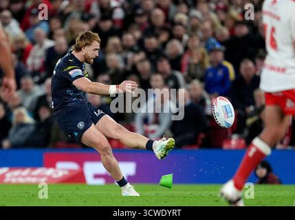 Adam Keighran des Wigan Warriors frappe un penalty lors de la Grande finale de Betfred Super League à Old Trafford, Manchester. Date de la photo : samedi 11 octobre 2025. Banque D'Images