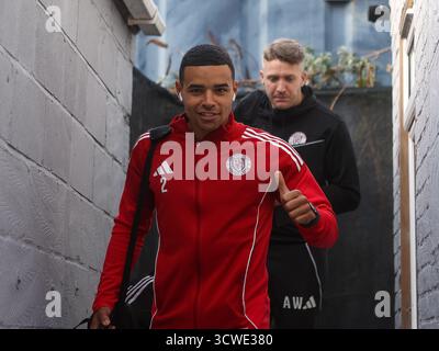 WOKING, ANGLETERRE - 11 OCTOBRE : Tyler Lyttle de Brackley Town arrive avant le match de qualification de la 4e ronde de la FA Cup entre Woking et Brackley Town au Laithwaite Community Stadium, Woking le 11 octobre 2025 à Brackley, Royaume-Uni. (Photo de Mitch Davidson/Brackley Town FC via Alamy Live News) Banque D'Images