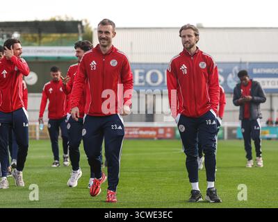 WOKING, ANGLETERRE - 11 OCTOBRE : Morgan Roberts et Shane Byrne de Brackley Town avant le match de qualification de la 4e ronde de la FA Cup entre Woking et Brackley Town au Laithwaite Community Stadium, Woking le 11 octobre 2025 à Brackley, Royaume-Uni. (Photo de Mitch Davidson/Brackley Town FC via Alamy Live News) Banque D'Images