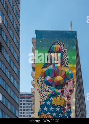 Paris, France - 10 11 2025 : Street art sur un immeuble du quartier des Olympiades dans le 13ème arrondissement de Paris Banque D'Images