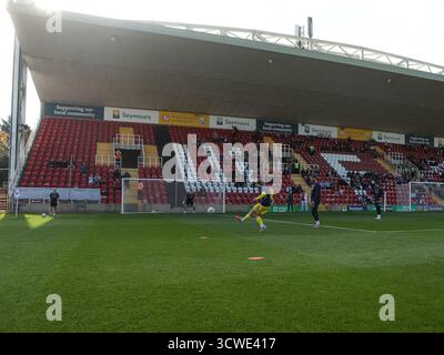 WOKING, ANGLETERRE - 11 OCTOBRE : Morgan Roberts de Brackley Town se réchauffe avant le match de qualification de la 4e ronde de la FA Cup entre Woking et Brackley Town au Laithwaite Community Stadium, Woking le 11 octobre 2025 à Brackley, Royaume-Uni. (Photo de Mitch Davidson/Brackley Town FC via Alamy Live News) Banque D'Images