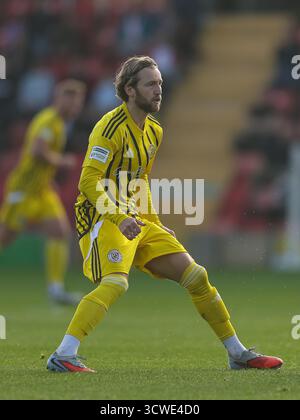 WOKING, ANGLETERRE - 11 OCTOBRE : Morgan Roberts de Brackley Town lors du match de qualification du 4e tour de la FA Cup entre Woking et Brackley Town au Laithwaite Community Stadium, Woking le 11 octobre 2025 à Brackley, Royaume-Uni. (Photo de Mitch Davidson/Brackley Town FC via Alamy Live News) Banque D'Images