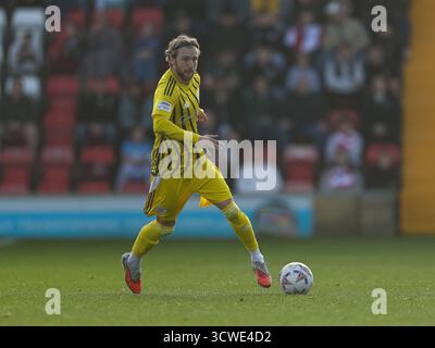 WOKING, ANGLETERRE - 11 OCTOBRE : Morgan Roberts de Brackley Town dribble avec le ballon lors du match de qualification de la 4e ronde de la FA Cup entre Woking et Brackley Town au Laithwaite Community Stadium, Woking le 11 octobre 2025 à Brackley, Royaume-Uni. (Photo de Mitch Davidson/Brackley Town FC via Alamy Live News) Banque D'Images