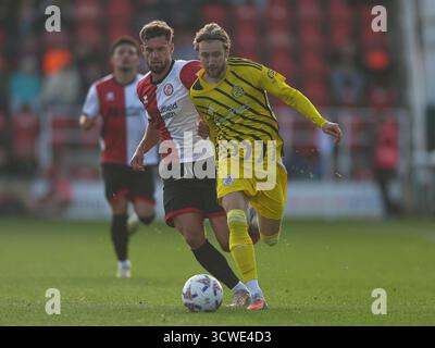WOKING, ANGLETERRE - 11 OCTOBRE : Morgan Roberts de Brackley Town dribble avec le ballon lors du match de qualification de la 4e ronde de la FA Cup entre Woking et Brackley Town au Laithwaite Community Stadium, Woking le 11 octobre 2025 à Brackley, Royaume-Uni. (Photo de Mitch Davidson/Brackley Town FC via Alamy Live News) Banque D'Images