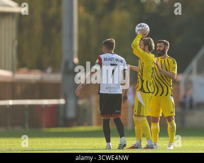 WOKING, ANGLETERRE - 11 OCTOBRE : Morgan Roberts de Brackley Town lance la balle lors du match de qualification de la 4e ronde de la FA Cup entre Woking et Brackley Town au Laithwaite Community Stadium, Woking le 11 octobre 2025 à Brackley, Royaume-Uni. (Photo de Mitch Davidson/Brackley Town FC via Alamy Live News) Banque D'Images