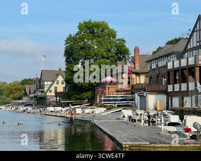 Un rameur retourne aux quais de Boathouse Row sur Kelly Drive à Philadelphie, PA. Banque D'Images