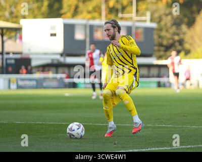 WOKING, ANGLETERRE - 11 OCTOBRE : Morgan Roberts de Brackley Town dribble avec le ballon lors du match de qualification de la 4e ronde de la FA Cup entre Woking et Brackley Town au Laithwaite Community Stadium, Woking le 11 octobre 2025 à Brackley, Royaume-Uni. (Photo de Mitch Davidson/Brackley Town FC via Alamy Live News) Banque D'Images