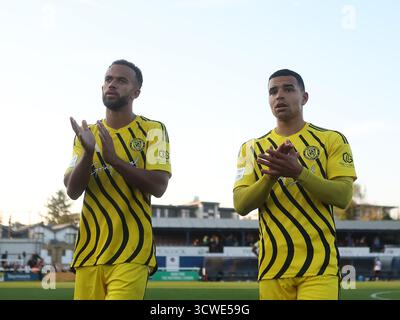 WOKING, ANGLETERRE - 11 OCTOBRE : Tyler Lyttle et Danny Waldron de Brackley Town applaudissent les fans après le match de qualification de la 4e ronde de la FA Cup entre Woking et Brackley Town au Laithwaite Community Stadium, Woking le 11 octobre 2025 à Brackley, Royaume-Uni. (Photo de Mitch Davidson/Brackley Town FC via Alamy Live News) Banque D'Images
