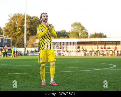 WOKING, ANGLETERRE - 11 OCTOBRE : Morgan Roberts de Brackley Town frappe les fans après le match de qualification du 4e tour de la FA Cup entre Woking et Brackley Town au Laithwaite Community Stadium, Woking le 11 octobre 2025 à Brackley, Royaume-Uni. (Photo de Mitch Davidson/Brackley Town FC via Alamy Live News) Banque D'Images