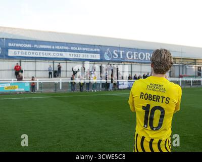 WOKING, ANGLETERRE - 11 OCTOBRE : Morgan Roberts de Brackley Town frappe les fans après le match de qualification du 4e tour de la FA Cup entre Woking et Brackley Town au Laithwaite Community Stadium, Woking le 11 octobre 2025 à Brackley, Royaume-Uni. (Photo de Mitch Davidson/Brackley Town FC via Alamy Live News) Banque D'Images
