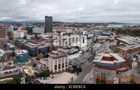 SHEFFIELD, ROYAUME-UNI - 7 OCTOBRE 2025. Vue panoramique aérienne du centre-ville de Sheffield et des bâtiments et campus de l'université Sheffield Hallam Banque D'Images