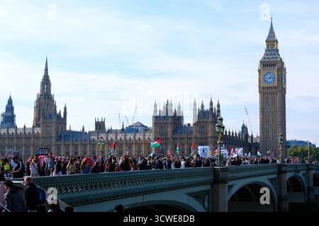 Londres, Royaume-Uni. Octobre 2025. Des milliers de personnes ont défilé en solidarité avec les Palestiniens à Gaza après le deuxième anniversaire du 7 octobre. Un accord de cessez-le-feu a été conclu entre Israël et le Hamas, négocié par le président américain donald Trump, et les civils commencent à retourner à Gaza. Crédit : onzième heure photographie/Alamy Live News Banque D'Images