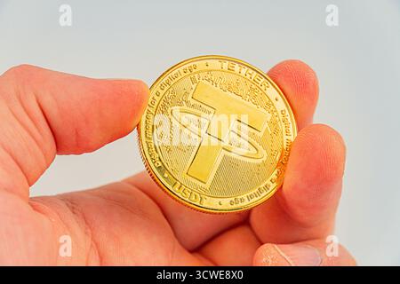 Une image en gros plan d'une pièce Tether en or sur un fond neutre, utilisée pour les campagnes de marketing pour symboliser Bitcoin comme une pièce Tether d'actif précieux Banque D'Images