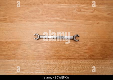 Voici un exemple de clé à écrou évasé 1/2' et 9/16' de Craftsman utilisée sur une table en bois. Le côté avers est vu ici. Banque D'Images