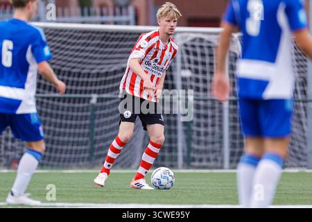 Zwolle - Joshua Bogerd du Sparta Rotterdam regarde Prior lors de la huitième manche de compétition de la saison 2025/2026 de Tweede divisie. Le match aura lieu entre PEC Zwolle O19 et Sparta Rotterdam O19 au Sportpark Be Quick '28 le 11 octobre 2025 à Zwolle, pays-Bas. (VK Sportphoto/Raymond Smit) Banque D'Images
