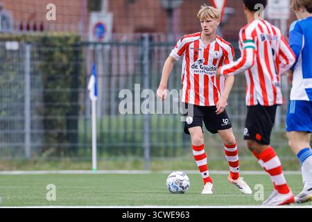 Zwolle - Joshua Bogerd du Sparta Rotterdam regarde Prior lors de la huitième manche de compétition de la saison 2025/2026 de Tweede divisie. Le match aura lieu entre PEC Zwolle O19 et Sparta Rotterdam O19 au Sportpark Be Quick '28 le 11 octobre 2025 à Zwolle, pays-Bas. (VK Sportphoto/Raymond Smit) Banque D'Images