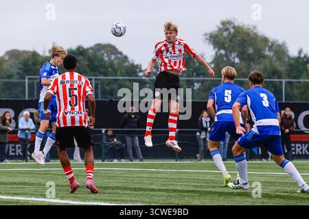 Zwolle - Joshua Bogerd de Sparta Rotterdam dirige le ballon avec Lasse Aelbers de Pec Zwolle lors de la huitième manche de compétition de la saison 2025/2026 de Tweede divisie. Le match aura lieu entre PEC Zwolle O19 et Sparta Rotterdam O19 au Sportpark Be Quick '28 le 11 octobre 2025 à Zwolle, pays-Bas. (VK Sportphoto/Raymond Smit) Banque D'Images