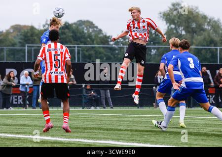 Zwolle - Joshua Bogerd de Sparta Rotterdam dirige le ballon avec Lasse Aelbers de Pec Zwolle lors de la huitième manche de compétition de la saison 2025/2026 de Tweede divisie. Le match aura lieu entre PEC Zwolle O19 et Sparta Rotterdam O19 au Sportpark Be Quick '28 le 11 octobre 2025 à Zwolle, pays-Bas. (VK Sportphoto/Raymond Smit) Banque D'Images