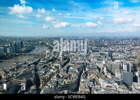 Vue aérienne de Londres, en Angleterre, avec la cathédrale Saint-Paul, la Tamise et les gratte-ciel de la ville de Londres par temps clair. Banque D'Images