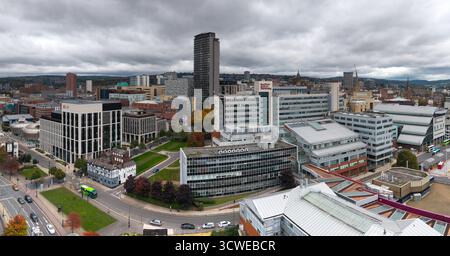 SHEFFIELD, ROYAUME-UNI - 7 OCTOBRE 2025. Vue panoramique aérienne du centre-ville de Sheffield et des bâtiments et campus de l'université Sheffield Hallam Banque D'Images
