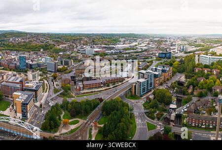 Vue aérienne au-dessus du centre-ville de Sheffield regardant vers l'est vers Darnall le long de la route A57 Sheffield parkway avec une architecture moderne dans le Yorksg du Sud Banque D'Images