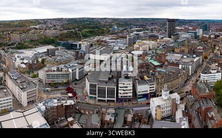Vue aérienne du paysage urbain de Sheffield dans le South Yorkshire, Royaume-Uni avec le Crucible Theatre et Winter Gardens Banque D'Images