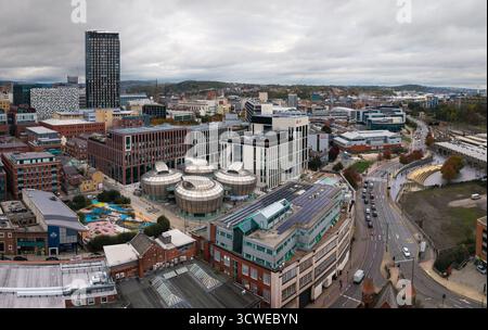 SHEFFIELD, ROYAUME-UNI - 7 OCTOBRE 2025. Une vue panoramique aérienne du centre-ville de Sheffield et du bâtiment Sheffield Hallam University Student Union Hubs Banque D'Images