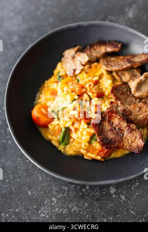 Risotto de tomates cerises et tomates séchées au soleil avec agneau Banque D'Images