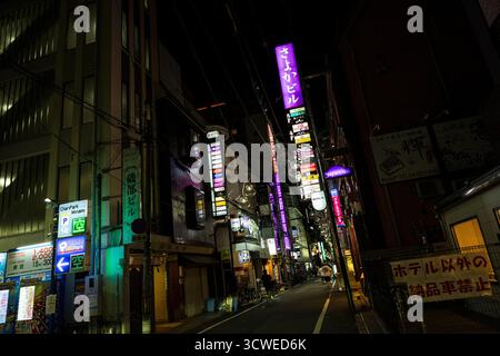 Osaka, Japon - 21 juillet 2025 : Billboard by night Banque D'Images