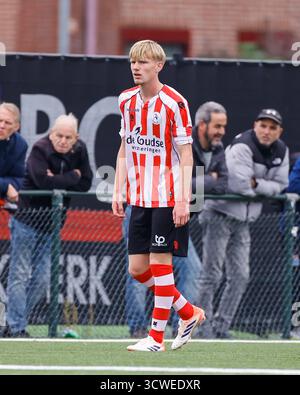 Zwolle - Joshua Bogerd du Sparta Rotterdam regarde Prior lors de la huitième manche de compétition de la saison 2025/2026 de Tweede divisie. Le match aura lieu entre PEC Zwolle O19 et Sparta Rotterdam O19 au Sportpark Be Quick '28 le 11 octobre 2025 à Zwolle, pays-Bas. (VK Sportphoto/Raymond Smit) Banque D'Images