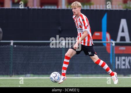 Zwolle - Joshua Bogerd du Sparta Rotterdam court avec le ballon lors de la huitième manche de compétition de la saison 2025/2026 de Tweede divisie. Le match aura lieu entre PEC Zwolle O19 et Sparta Rotterdam O19 au Sportpark Be Quick '28 le 11 octobre 2025 à Zwolle, pays-Bas. (VK Sportphoto/Raymond Smit) Banque D'Images