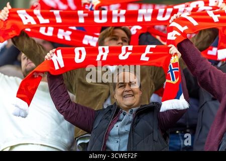 Oslo, Norvège 11 octobre 2025 les fans de la fifa manifestent leur soutien avant le match de qualification de la Coupe du monde 2026 entre la Norvège et Israël qui se tiendra au stade Ullevaal à Oslo, en Norvège. Crédit : Nigel Waldron/Alamy Live News Banque D'Images