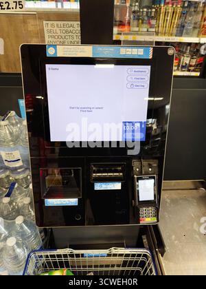 Manchester, Royaume-Uni - 26 septembre 2025 : terminal de caisse libre-service moderne dans le magasin Tesco avec un grand écran tactile, scanner et paiement par carte. Banque D'Images