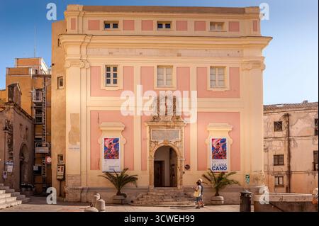 Entrée historique du Palazzo Viceregio à Cagliari, Sardaigne, Italie, avec portail baroque orné et armoiries royales au-dessus de la porte Banque D'Images