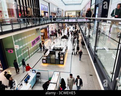 Manchester, Royaume-Uni - 26 septembre 2025 : scène de centre commercial intérieur bondé Arndale avec des gens marchant, parcourant les magasins et socialisant à plusieurs niveaux. Banque D'Images
