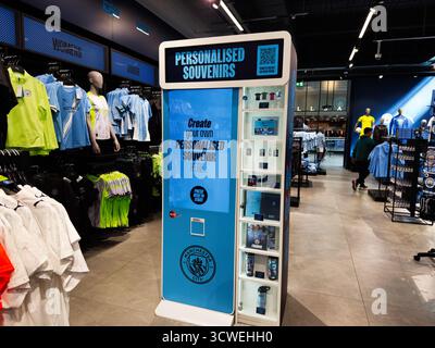 Manchester, Royaume-Uni - 26 septembre 2025 : une boutique lumineuse de Manchester City avec une exposition sur le thème bleu pour des souvenirs personnalisés. Banque D'Images