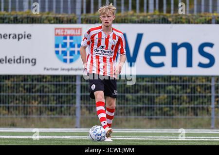 Zwolle - Joshua Bogerd du Sparta Rotterdam regarde Prior lors de la huitième manche de compétition de la saison 2025/2026 de Tweede divisie. Le match aura lieu entre PEC Zwolle O19 et Sparta Rotterdam O19 au Sportpark Be Quick '28 le 11 octobre 2025 à Zwolle, pays-Bas. (VK Sportphoto/Raymond Smit) Banque D'Images