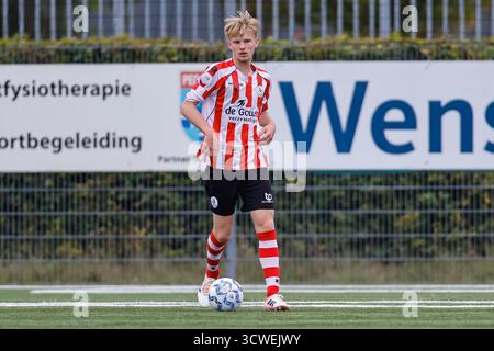 Zwolle - Joshua Bogerd du Sparta Rotterdam court avec le ballon lors de la huitième manche de compétition de la saison 2025/2026 de Tweede divisie. Le match aura lieu entre PEC Zwolle O19 et Sparta Rotterdam O19 au Sportpark Be Quick '28 le 11 octobre 2025 à Zwolle, pays-Bas. (VK Sportphoto/Raymond Smit) Banque D'Images
