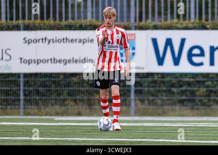 Zwolle - Joshua Bogerd du Sparta Rotterdam regarde Prior lors de la huitième manche de compétition de la saison 2025/2026 de Tweede divisie. Le match aura lieu entre PEC Zwolle O19 et Sparta Rotterdam O19 au Sportpark Be Quick '28 le 11 octobre 2025 à Zwolle, pays-Bas. (VK Sportphoto/Raymond Smit) Banque D'Images
