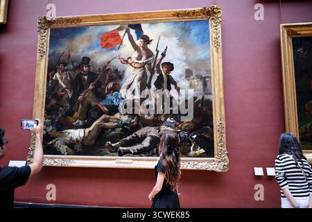Paris France 1 juin 2025 visiteurs regardant la peinture au Musée du Louvre Banque D'Images