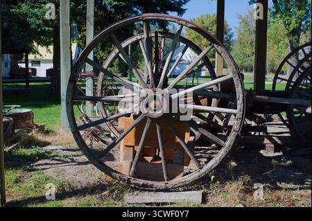 Machines et équipements rouillés sur l'herbe verte à côté de machines agricoles vintage. Usage éditorial exclusif Eureka, MT USA. 24 sept. 2025.vieille machine rouillée Banque D'Images