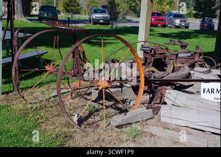 Machines et équipements rouillés sur l'herbe verte à côté de machines agricoles vintage. Usage éditorial exclusif Eureka, MT USA. 24 sept. 2025.vieille machine rouillée Banque D'Images