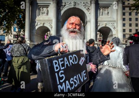 Londres, Royaume-Uni. 11 octobre 2025. Les passionnés de zombies ont traversé le centre de Londres pour le retour tant attendu de la Journée mondiale des zombies : Londres 2025. Après une pause de six ans, les morts-vivants se sont de nouveau levés, rassemblant fans d’horreur, familles et même chiens pour une marche effrayante et familiale dans les rues emblématiques de la ville. L’événement de cette année a fièrement soutenu le sanctuaire animal de Hopefield, en sensibilisant et en finançant des fonds pour le sauvetage et la prise en charge des animaux maltraités et négligés. Crédit : Abdullah Bailey/Alamy Live News Banque D'Images