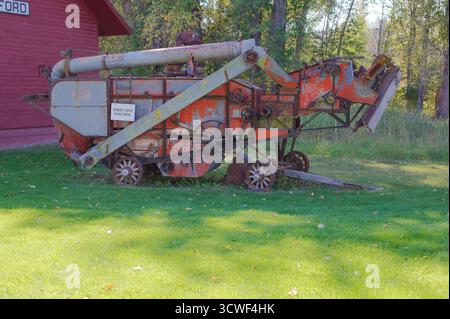 Machines et équipements rouillés sur l'herbe verte à côté de machines agricoles vintage. Usage éditorial exclusif Eureka, MT USA. 24 sept. 2025.vieille machine rouillée Banque D'Images