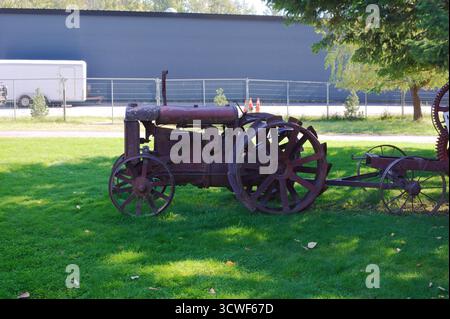 Machines et équipements rouillés sur l'herbe verte à côté de machines agricoles vintage. Usage éditorial exclusif Eureka, MT USA. 24 sept. 2025.vieille machine rouillée Banque D'Images