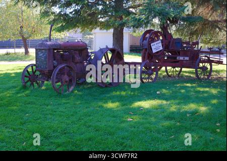 Machines et équipements rouillés sur l'herbe verte à côté de machines agricoles vintage. Usage éditorial exclusif Eureka, MT USA. 24 sept. 2025.vieille machine rouillée Banque D'Images
