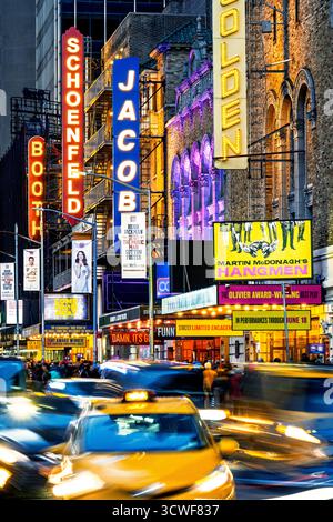 Broadway Theater marquees, Times Square, quartier des théâtres, 45th Street, Manhattan, New York. Banque D'Images