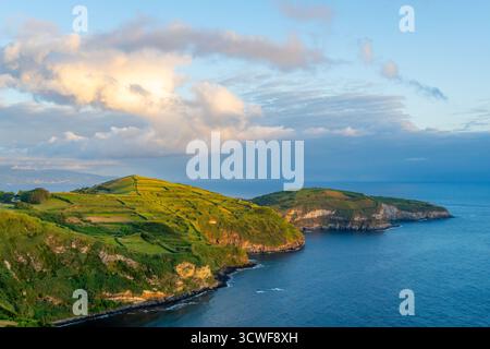 Green Lush Hills. Océan Atlantique. Açores, île de Sao Miguel, Portugal Banque D'Images