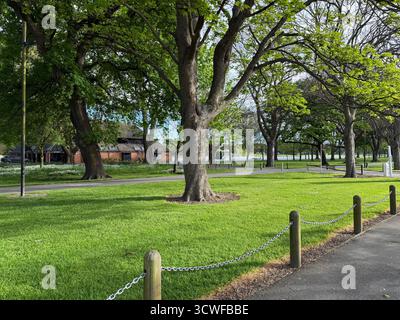 Vue panoramique de Hagley Park à Christchurch Nouvelle-Zélande paysage verdoyant arbres sentiers de randonnée lac et champs ouverts paisible parc urbain nature Banque D'Images
